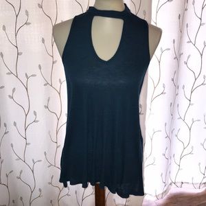 Flowy tank top with keyhole opening on chest NWT